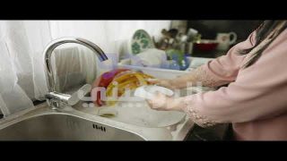 ترك الصنبور مفتوحا أثناء غسل الاواني يساوي استهلاك أسرة ل3 أشهر من الماء