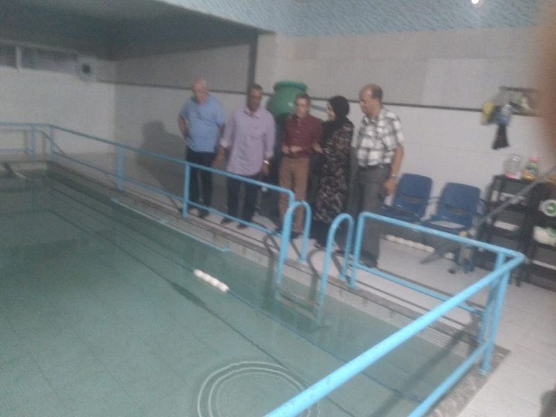 أعضاء جمعية الكرامة للمعاقين بالغرب و هم يعاينون المسبح الجديد للترويض الطبي
