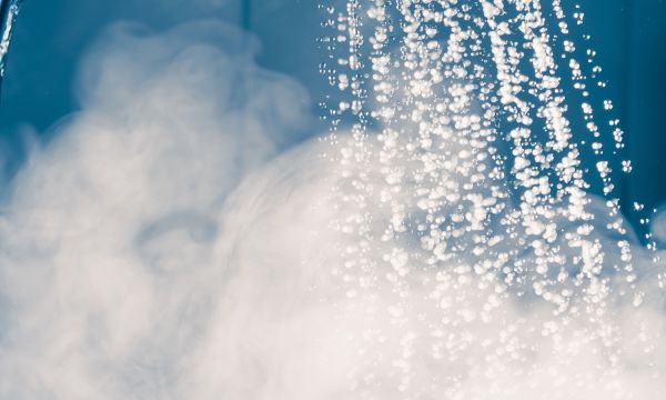 الماء الساخن أكثر عدوانية على الجلد من الماء البارد