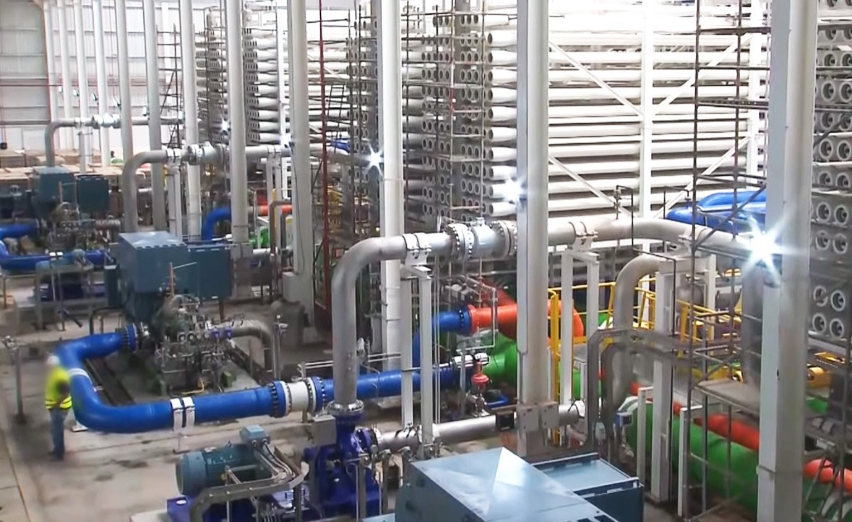 تشييد محطات لتحلية مياه البحر بكل من العيون وبوجدور