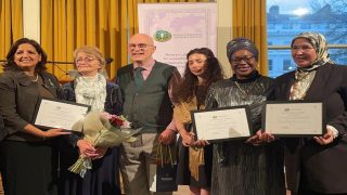 السيدة نزهة الوفي، في أقصى اليمين، في صورة جماعية أثناء تسلمها جائزة Global Women Peace Ambassador 