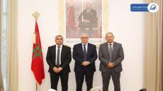 نزار بركة يتوسط محمد دخيسي، المدير العام الجديد لمديرية الأرصاد الوطنية، في يسار الصورة، و عبد الفتاح صاحبي، المدير السابق لنفس الجهاز 