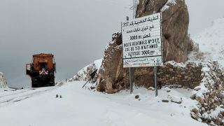 الثلوج تغلق الطرقات وتستنفر السلطات بتنغير