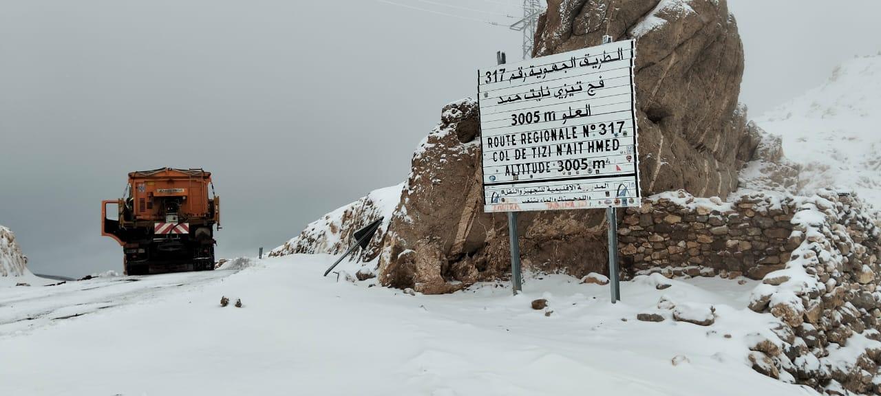 الثلوج تغلق الطرقات وتستنفر السلطات بتنغير