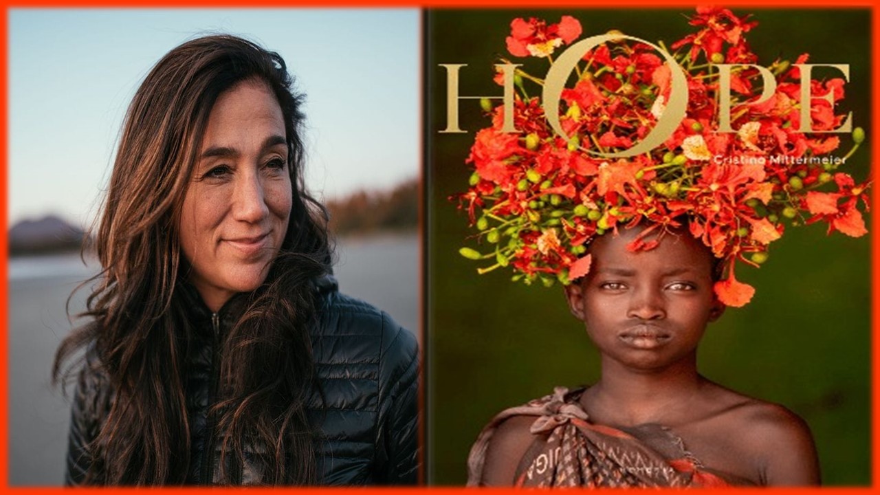 المصورة كريستينا ميترمير مع صورة غلاف كتابها "الأمل"