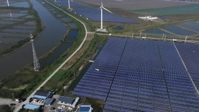 الصين تطلق أكبر محطة طاقة شمسية هيدروجينية بحرية في العالم