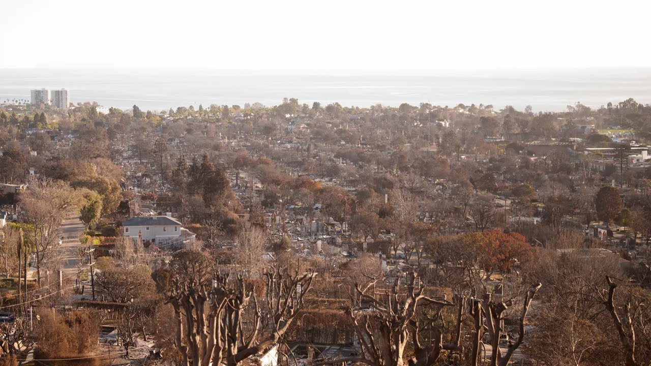 لوس أنجلوس تكافح النيران.. آخر التطورات والخسائر