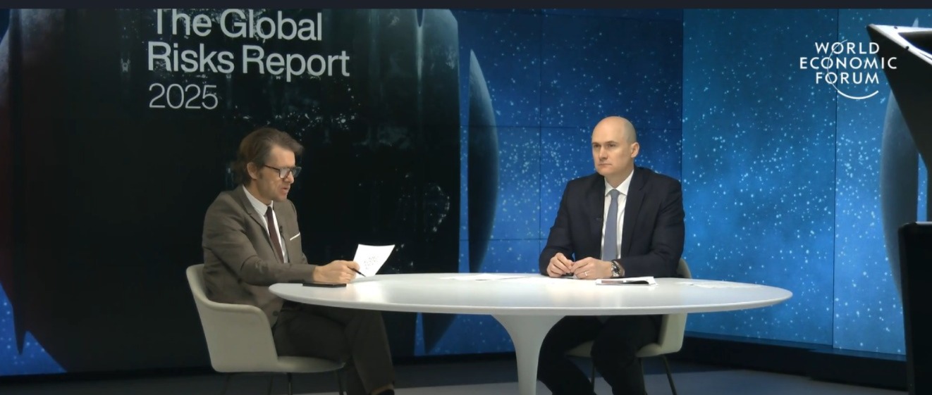 صورة عن موقع المنتدى العالمي للاقتصاد، يظهر فيها ميريك دوشيك، الرئيس التنفيدي للمنتدى (يمين الصورة)، في حوار مع يان سوبف (يسار الصورة)، رئيس قسم الإعلام بالمنتدى.