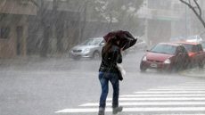 طقس الخميس..اضطرابات جوية وأمواج عاتية تضرب السواحل المغربية