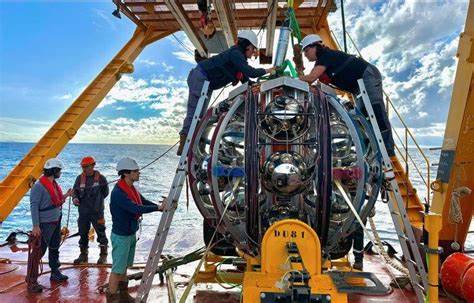 علمــاء مغاربـــة يساهمــون فـــي اكتشــــاف تاريخــــي.. رصد جسيـم «نيوترينـــو» فـــــي البحـــر الأبيـــــــض المتوســـط