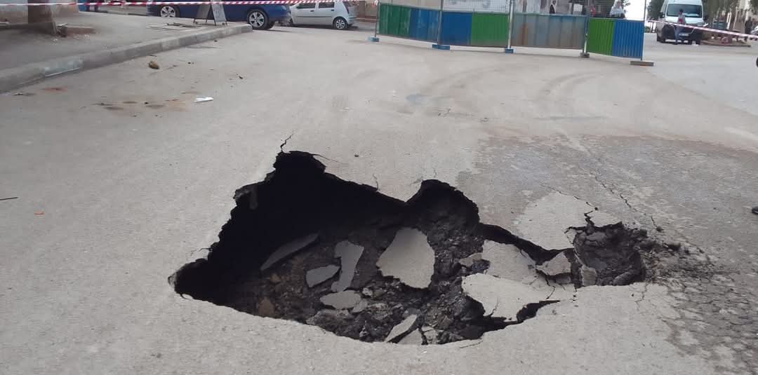 انفجار في شبكة الصرف الصحي بمدينة الرحمة يثير مخاوف السكان