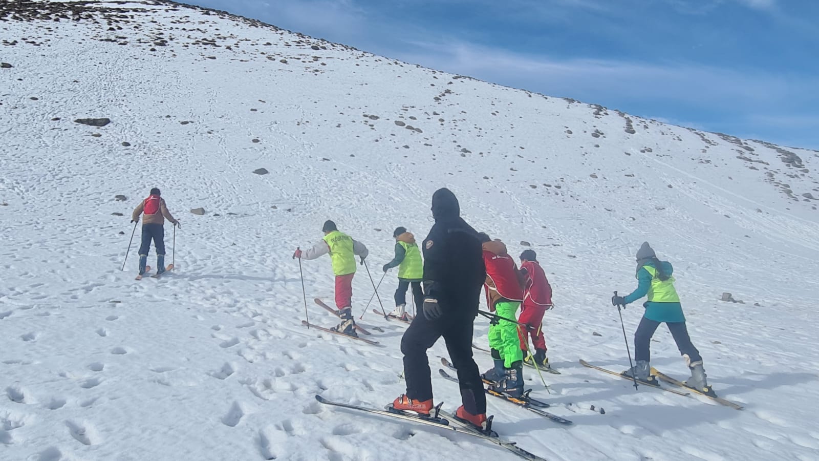 التزلج على المنحدرات .. نادي إفران للتزلج يعيد إحياء منطقة بويبلان بتنظيم دورة تدريبية
