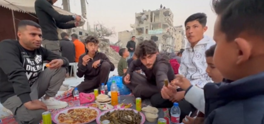 غزة.. إفطار جماعي وسط الدمار