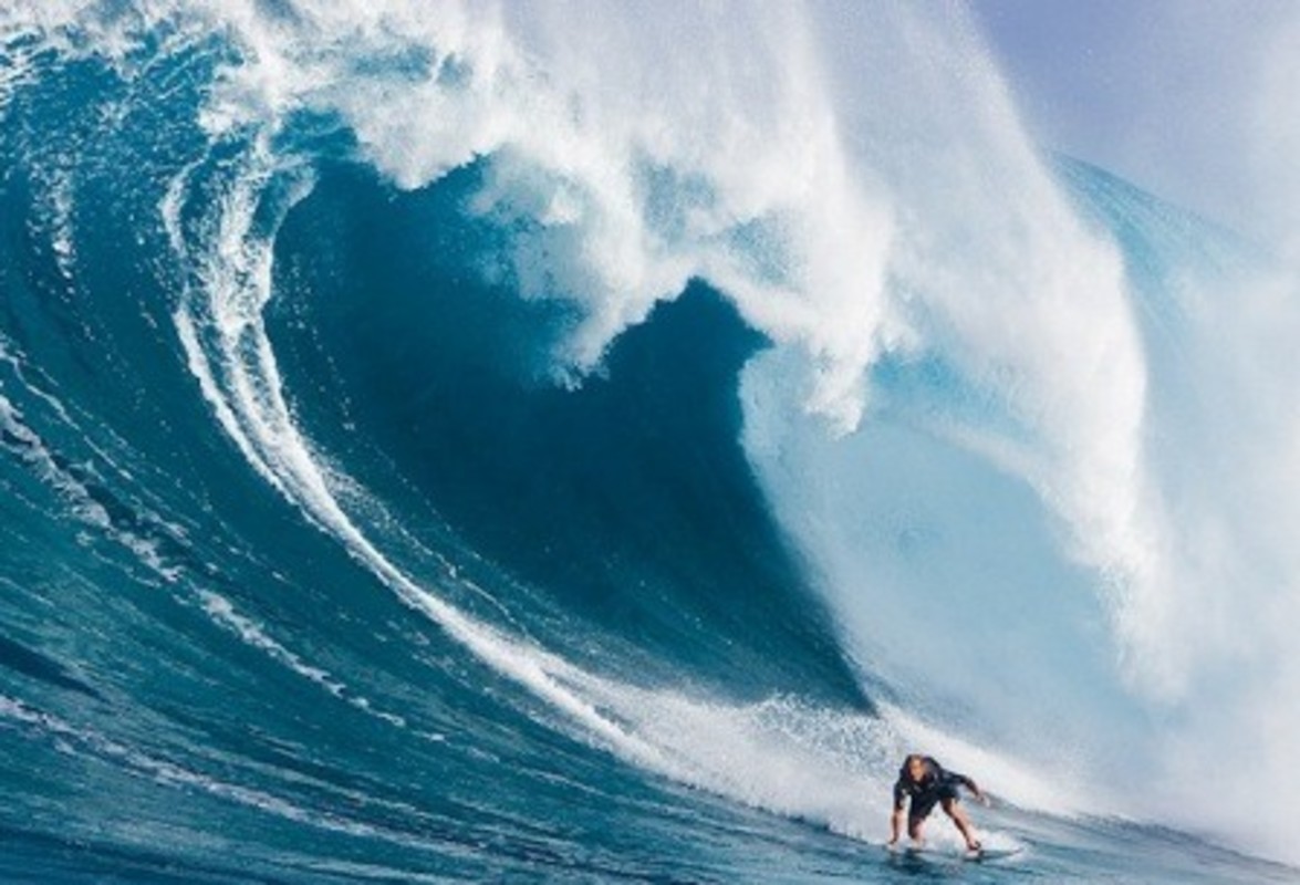 الأمواج العاتية..صورة لاضطرابات بحرية عنيفة