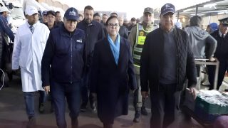 زكية الدريوش، كاتبة الدولة المكلفة بالصيد البحري، أثناء زيارتها لسوق السمك بالجملة بالدار البيضاء، أول أيام رمضان