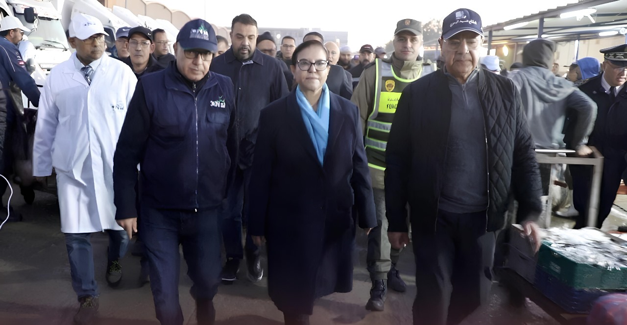زكية الدريوش، كاتبة الدولة المكلفة بالصيد البحري، أثناء زيارتها لسوق السمك بالجملة بالدار البيضاء، أول أيام رمضان