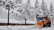 جهود متواصلة لفرق التجهيز لإزالة الثلوج بالإقليم