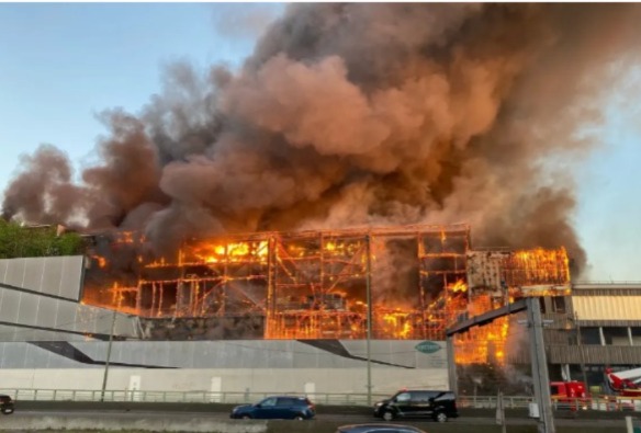 حريق في مركز لفرز النفايات في باريس