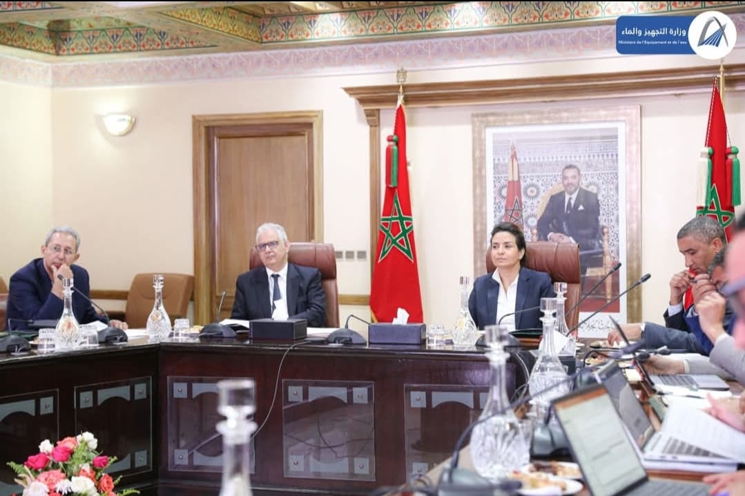 المغرب يعزز بنيته التحتية الطاقية في اجتماع استراتيجي بين وزارتي التجهيز والانتقال الطاقي
