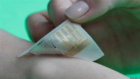 الصين.. “ضمادات لاصقة” ذكية لتوصيل الأدوية بدقة عالية