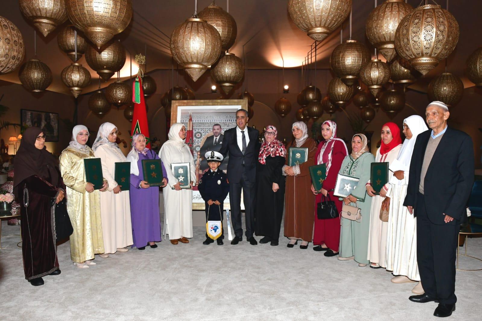 في التفاتة إنسانية نبيلة.. حموشي يستقبل أسر شهداء الواجب ويمنحهم دعما سكنيا وماليا