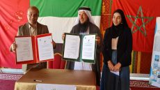 صالح المرزوقي، الرئيس المدير العام للشركة الإماراتية المغربية لصناعة السفن بميناء طانطان، وحاليم حميد، رئيس مؤسسة المغرب الأزرق، أثناء توقيع شراكة بين المؤسستين