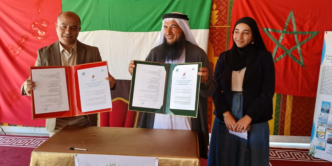 صالح المرزوقي، الرئيس المدير العام للشركة الإماراتية المغربية لصناعة السفن بميناء طانطان، وحاليم حميد، رئيس مؤسسة المغرب الأزرق، أثناء توقيع شراكة بين المؤسستين