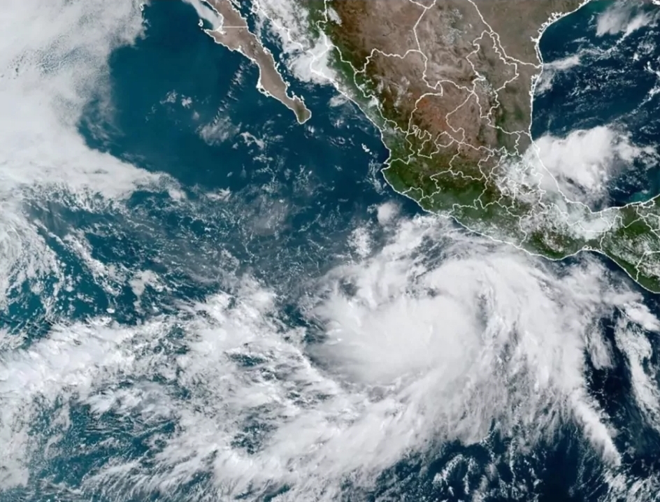 إعصار إريك يخلف خسائر مادية وإنسانية في جنوب المكسيك