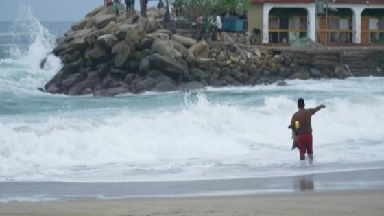 إعصار "إريك" يقترب بسرعة من سواحل المكسيك ويهدد بفيضانات مميتة