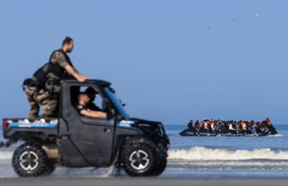 أزمة الهجرة عبر بحر المانش.. تعاون بريطاني-فرنسي مشحون بالتحديات