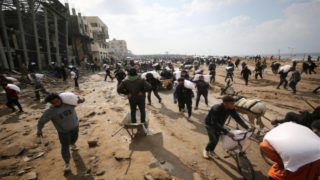 رصاص في طريق الجوع: مقتل عشرات الفلسطينيين أثناء محاولتهم الحصول على مساعدات غذائية