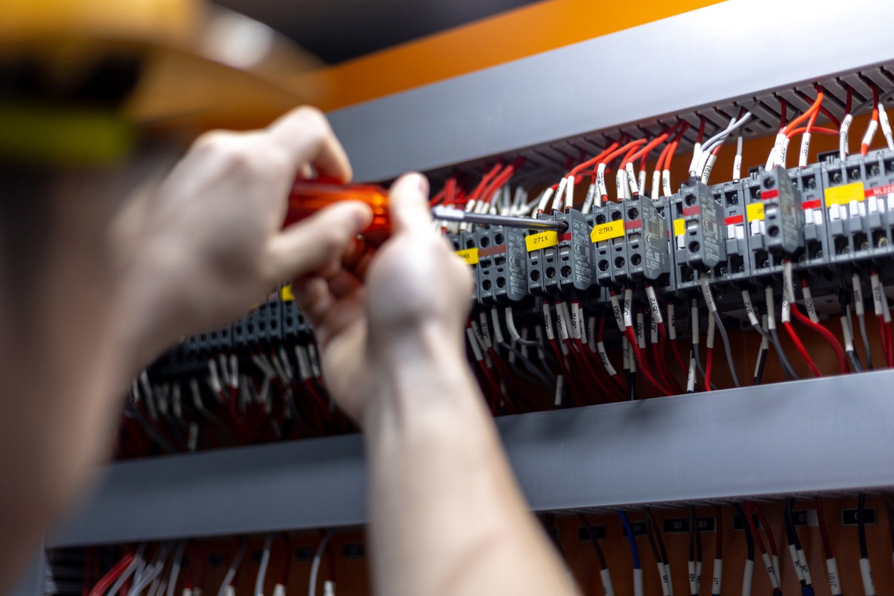 سيدي عثمان .. مؤسسة محمد الخامس للتضامن تطلق العمل بمركز تكوين الكهرباء والإلكترونيك