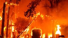 كاليفورنيا تواجه أكبر حريق غابات في 2025 وسط تقليص ترامب دعم وكالات رئيسية تعنى بالكوارث المناخية