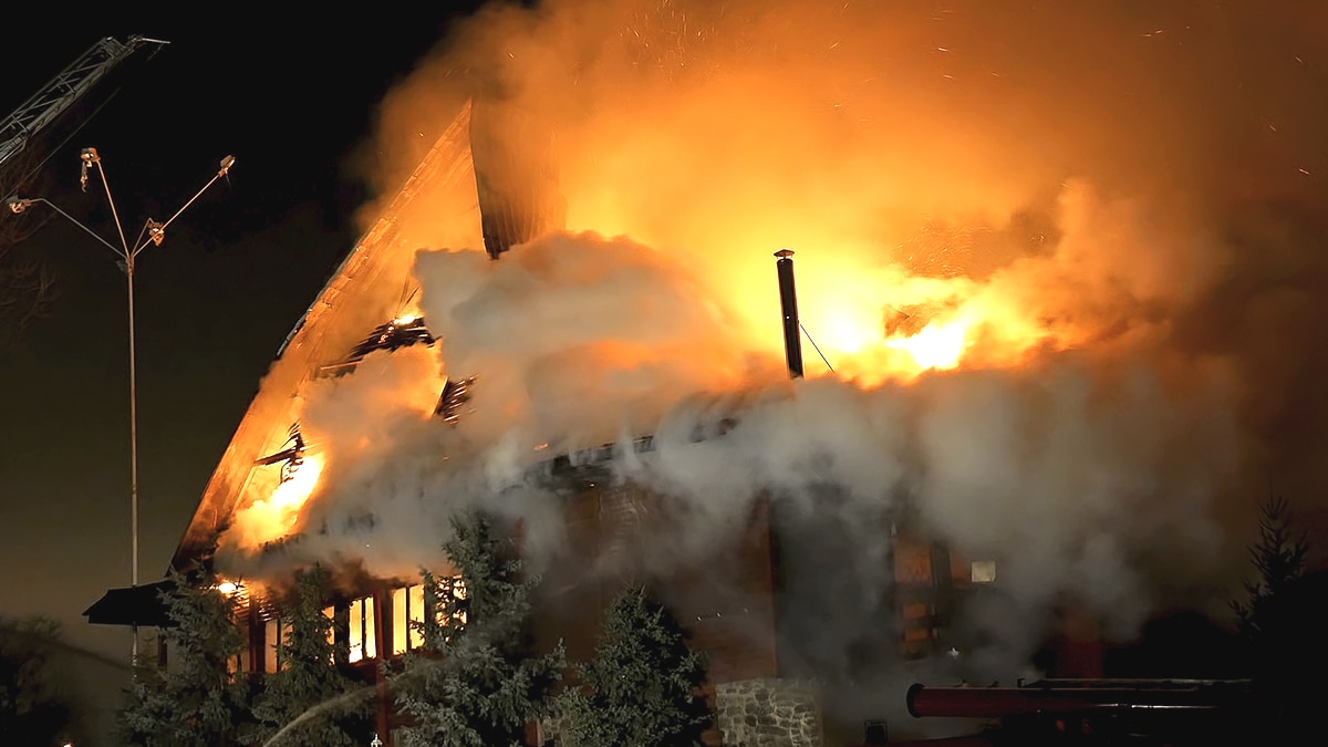 لهيب الغابات يحاصر جنوب فرنسا.. وإغلاق مطار مارسيليا