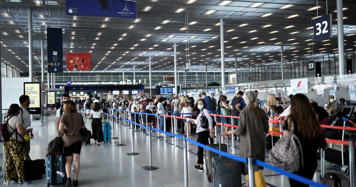 إلغاء 40% من الرحلات يشل مطارات باريس.. ماذا يحدث؟