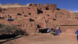 السياحة بورزازات: السياح الصينيون يكتشفون ايت بن حدو ويعززون الاقتصاد المحلي