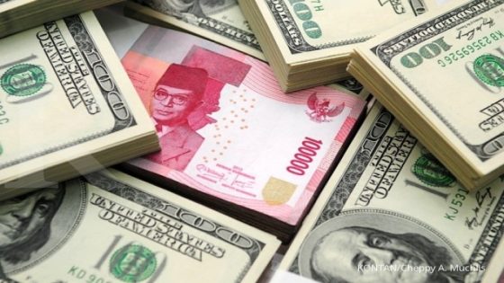 Mata uang Rupiah pecahan Rp 10.000 dihimpit mata uang Dolar Amerika pecahan USD 100 sebagai ilistrasi foto. KONTAN/Cheppy A. Muchlis Foto Masuk : Selasa/15/01/13