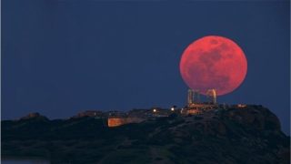 اليوم الأحد.. القمر الأحمر يزين السماء في خسوف كلي نادر