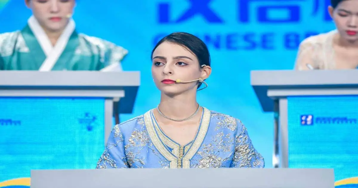 من الدار البيضاء إلى الصين.. شابة مغربية تتألق في واحدة من أعرق المسابقات الثقافية العالمية