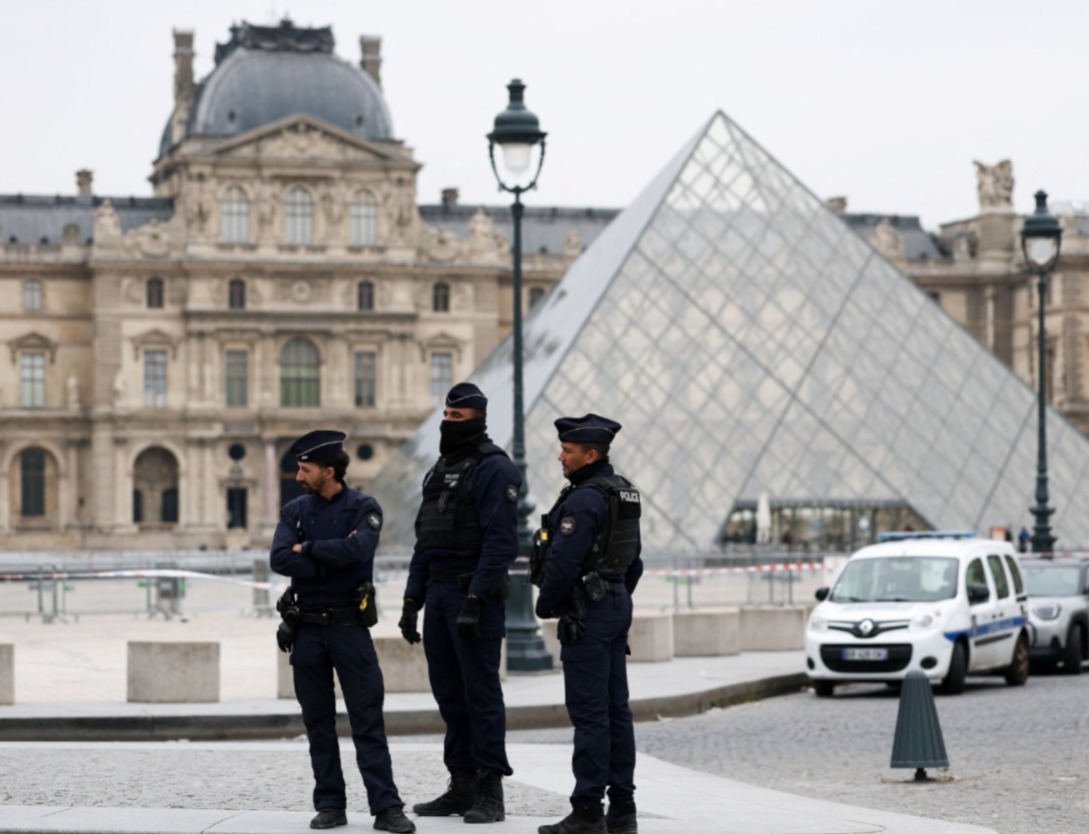 سرقة متحف اللوفر تسائل علاقة التراث بالبيئة الثقافية للإنسان