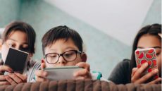 دراسة كندية: استخدام المفرط للشاشات يضعف تحصيل الأطفال في القراءة والرياضيات