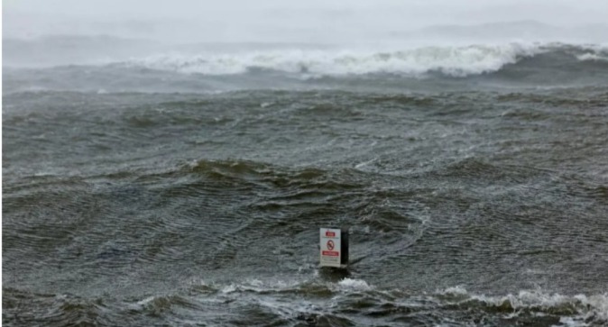عاصفة “أمي” تضرب شمال فرنسا وتخلف قتلى وانقطاعات واسعة في الكهرباء