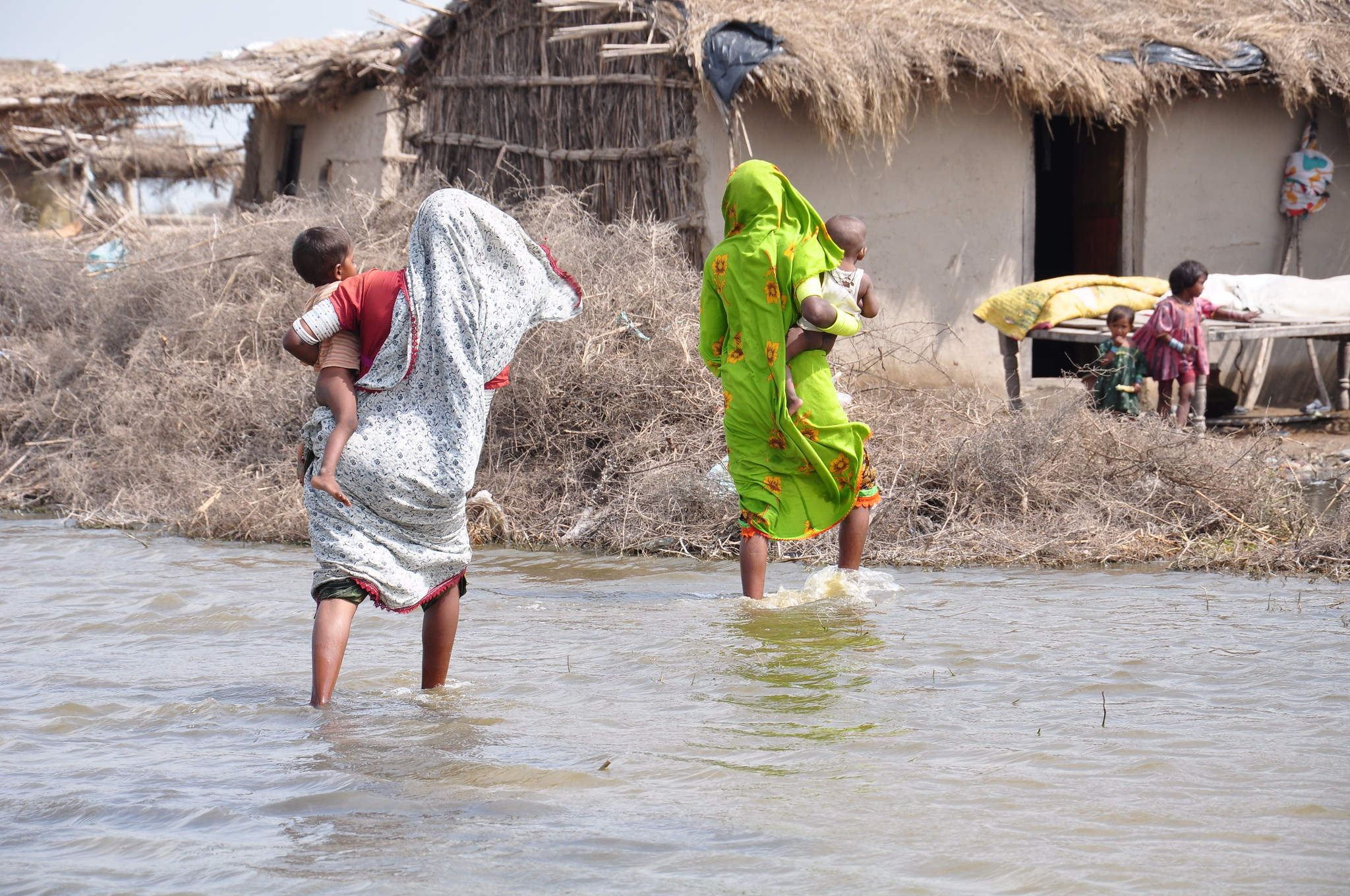 الفقر في زمن المناخ: تقرير أممي جديد يكشف أن 80٪ من فقراء العالم يواجهون مخاطر بيئية مباشرة