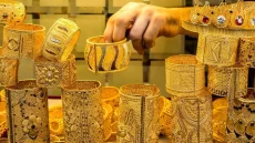 الذهب يواصل انخفاضه وتراجع سعره في المعاملات