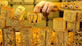 الذهب يواصل انخفاضه وتراجع سعره في المعاملات