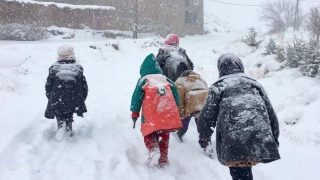 أطفال الثلج.. مدارسهم بعيدة ومدافئهم غائبة