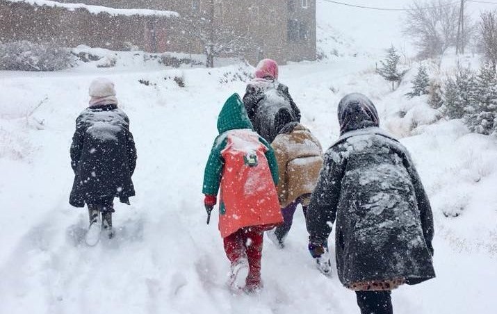أطفال الثلج.. مدارسهم بعيدة ومدافئهم غائبة