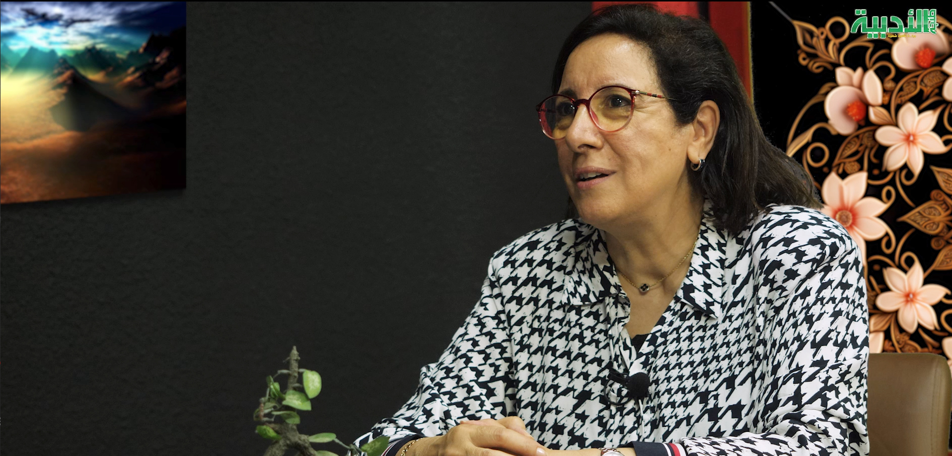 معرض الشارقة .. حورية الخمليشي تؤكد أن الشعر الأندلسي مازال نابضا بقيم الحب والتعايش والجمال الإنساني