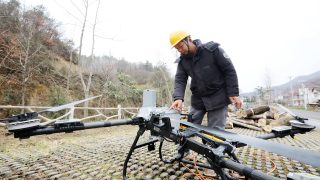 نقل الخشب بالطائرات المسيرة.. تقنية تجمع بين حماية البيئة والتطور التكنولوجي