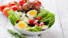 دراسات غذائية توضح كيف يمكن تحسين امتصاص العناصر المفيدة في البيض